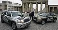 John und Helen Taylor und ihre beiden Beifahrer vor dem Brandenburger Tor in Berlin. Foto: Auto-Reporter/Jeep